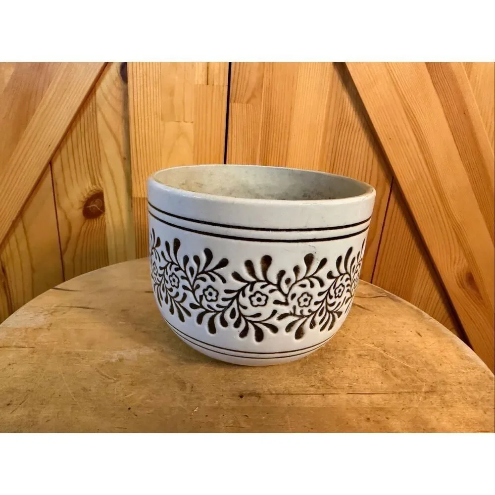 vintage ceramic planter featuring a decorative brown floral leaf pattern (6998)